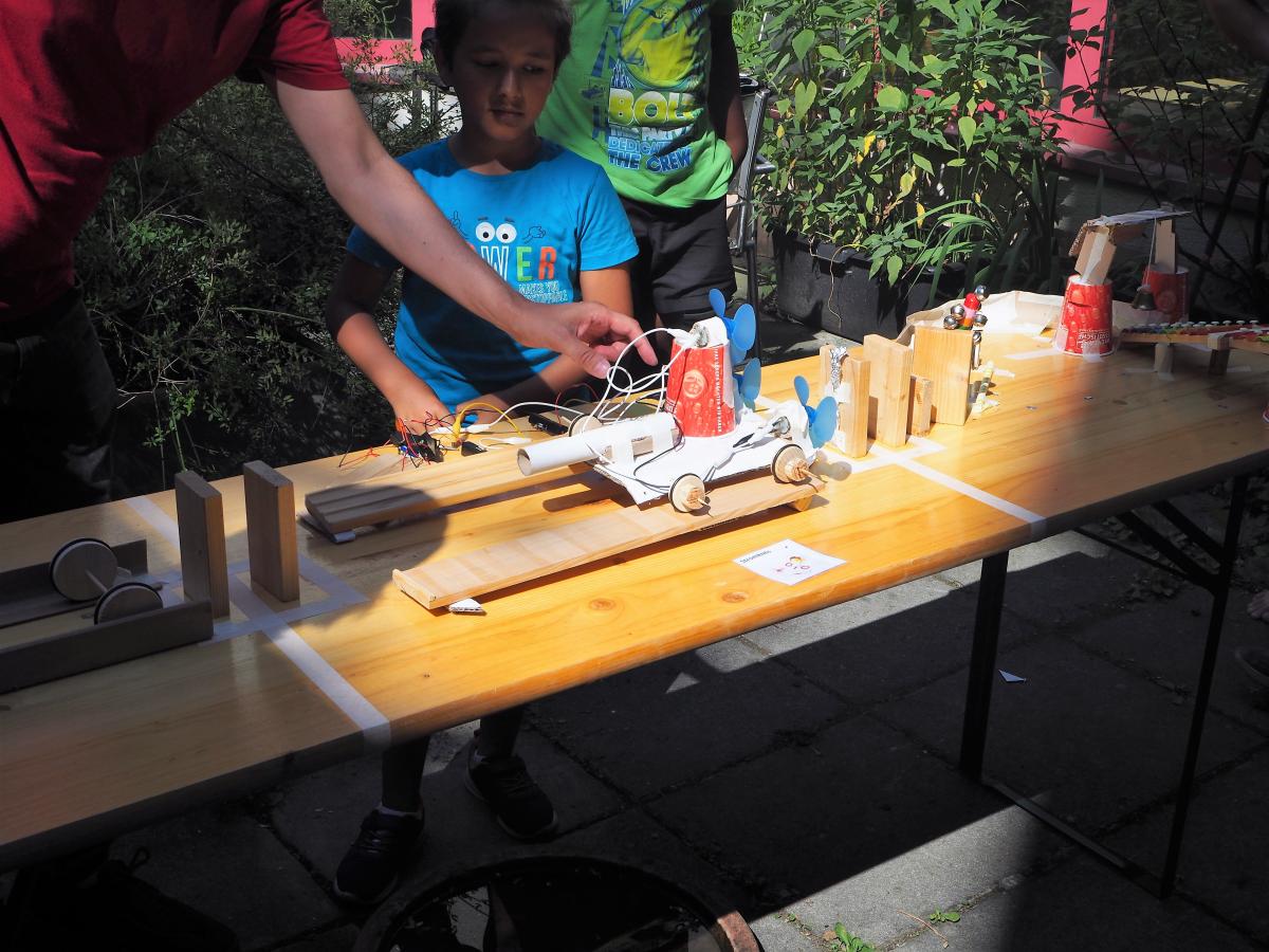 Kinder tüfteln in der Bücherei Erdbergstraße beim Fahrzeugbau mit einem Vermittler des Vereins ScienceCenter-Netzwerk