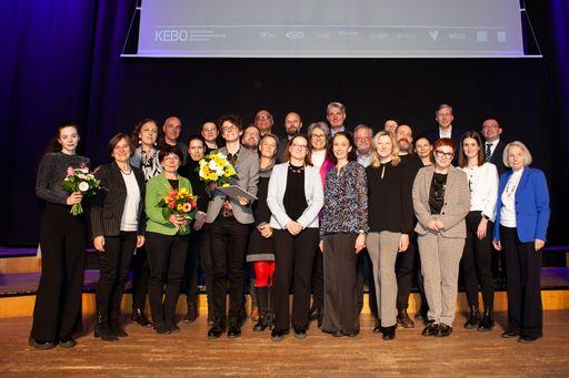 Die Gewinner:innen mit den Vertreter:innen der KEBÖ-Verbände, Gastgeberin Silvia Lahner und Preisrednerin Anneliese Rohrer