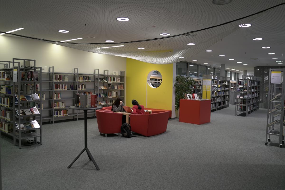 Innenbereich der Stadtbibliothek Wissensturm Linz