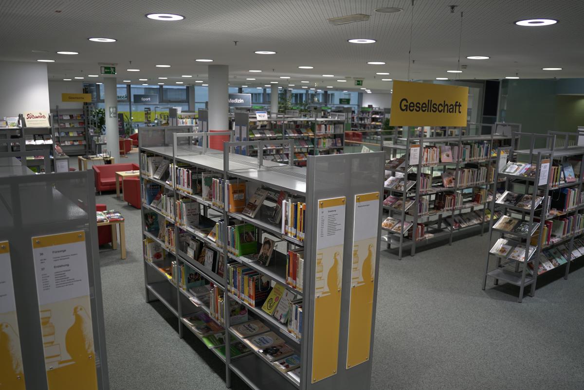 Innenbereich der Stadtbibliothek Wissensturm Linz
