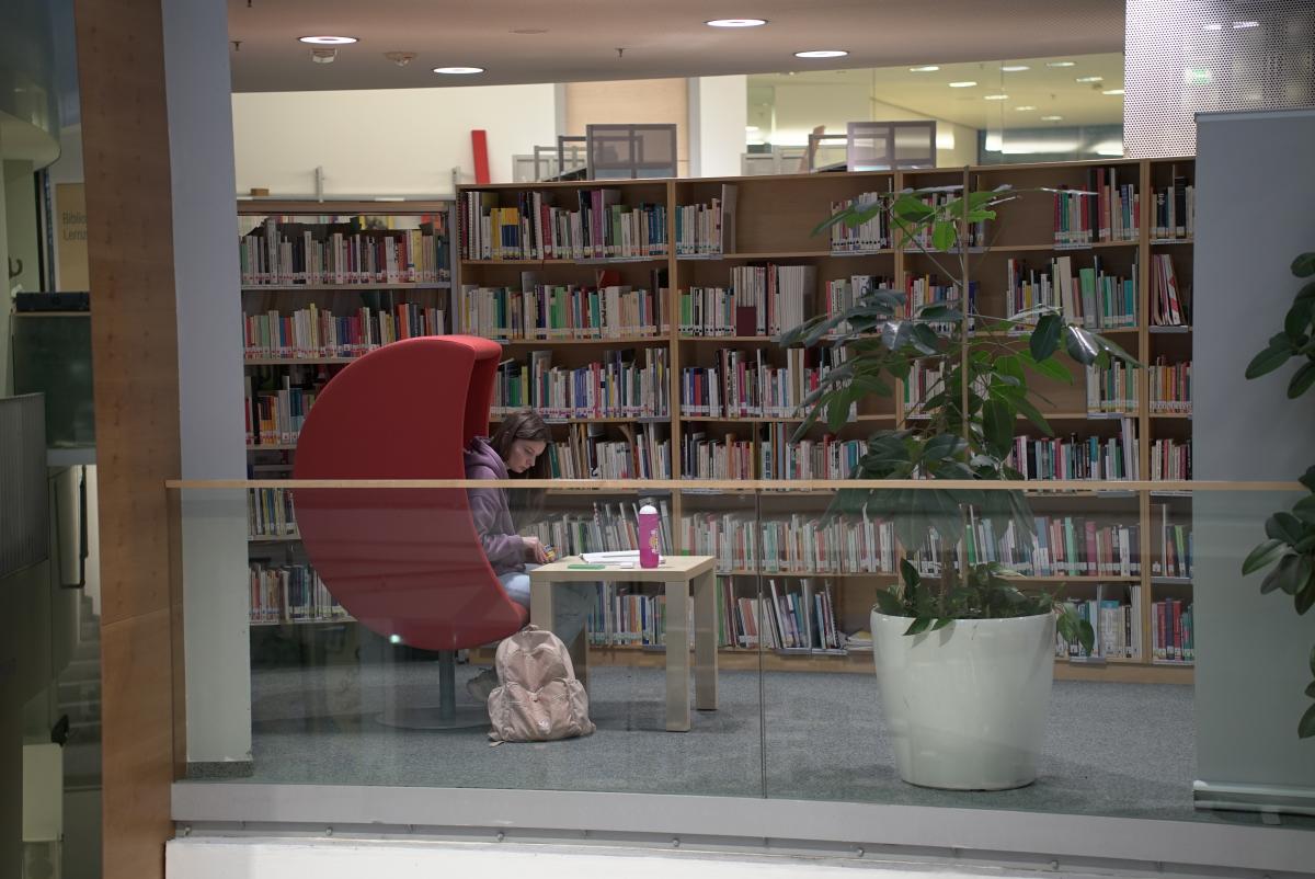 Innenbereich der Stadtbibliothek Wissensturm Linz