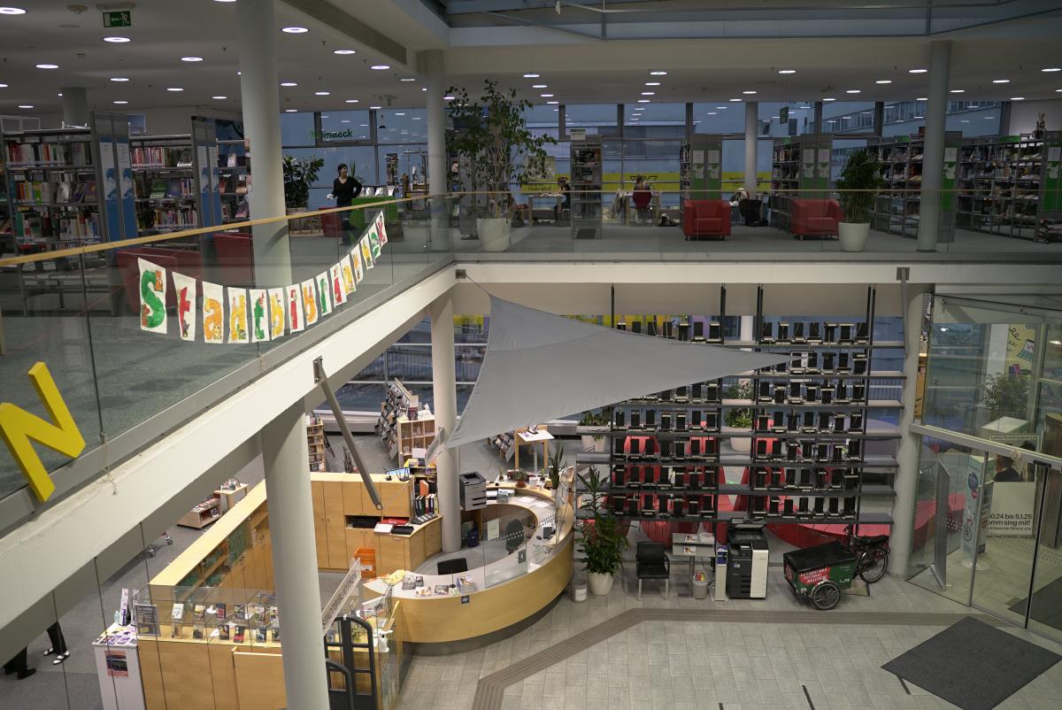 Innenbereich der Stadtbibliothek Wissensturm Linz