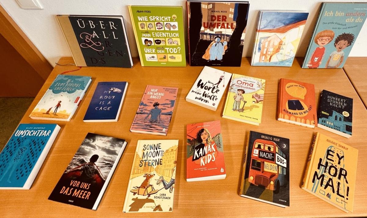 Büchertisch