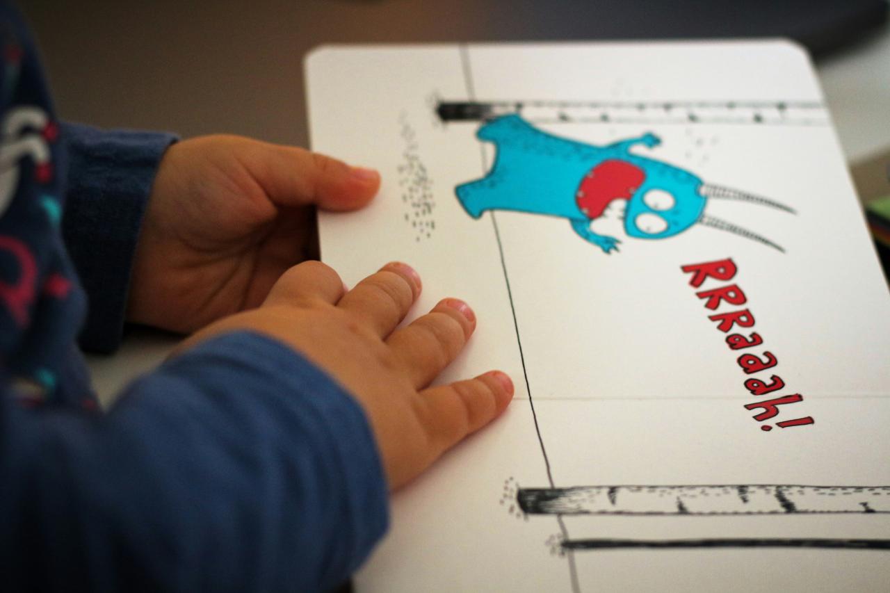 Symbolbild: Kind liest Buch