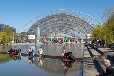 Impressionen von Besucher:innen der Leipziger Buchmesse vor der Glashalle