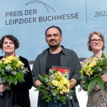 Gewinner:innen des Preises der Leipziger Buchmesse: Regina Scheer, Dinçer Güçyeter, Johanna Schwering (v.l.n.r.)