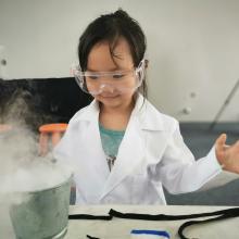 Kind beim Experiment