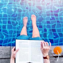 Lesen im Schwimmbad