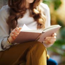 Frau mit Buch