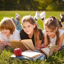 Kinder lesen draußen Bücher
