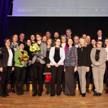 Die Gewinner:innen mit den Vertreter:innen der KEBÖ-Verbände, Gastgeberin Silvia Lahner und Preisrednerin Anneliese Rohrer 