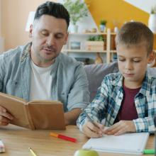 Vater und Sohn lesen