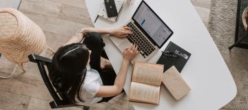 Frau am Schreibtisch, Laptob, Buch