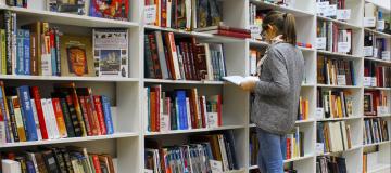 Frau in Bibliothek