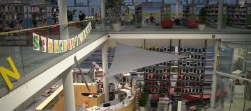 Innenbereich der Stadtbibliothek Wissensturm Linz