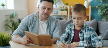 Vater und Sohn lesen